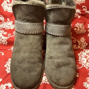 UGG woman’s ankle boot, grey, size 9.5